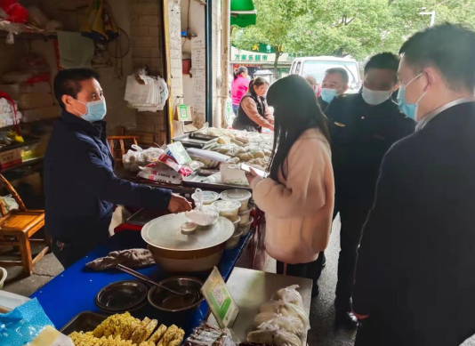 武陵区永安街道：向占道经营和违规出店经营“叫停”