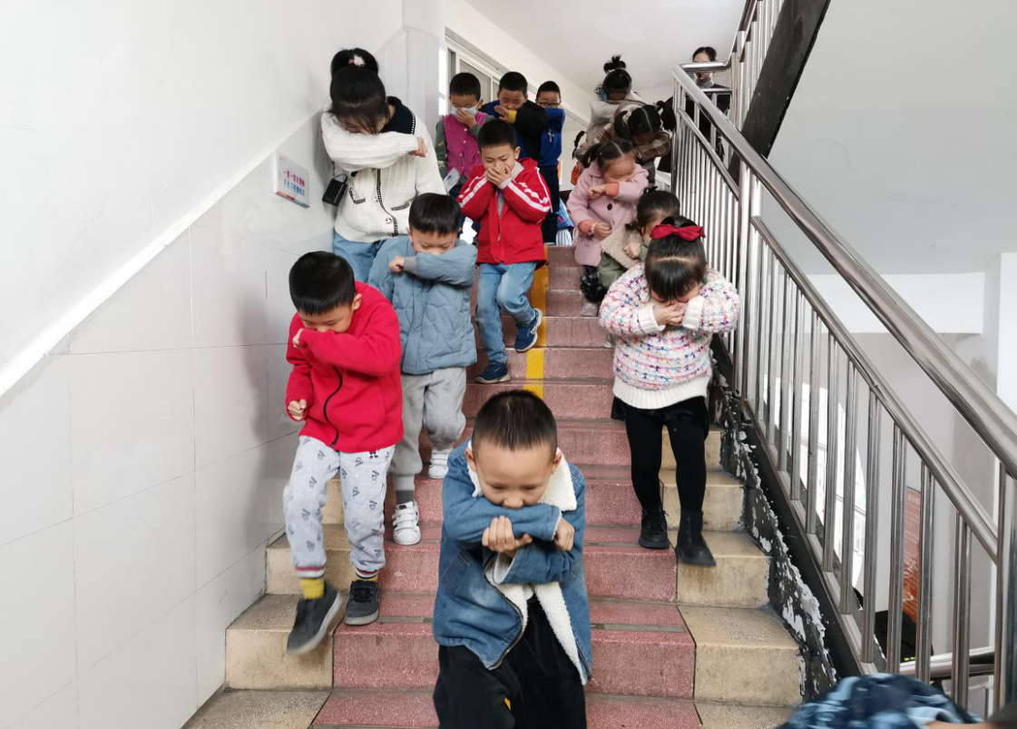 消防演练常态化 牢筑安全“防火墙”—武陵区旭辉东升小学开展消防宣传日系列活动