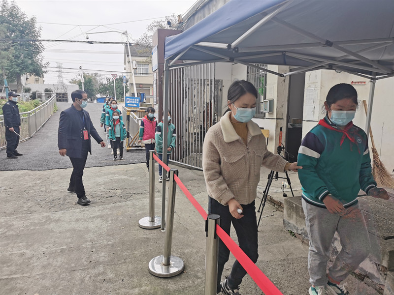 武陵区东江实验学校：组织疫情防控应急演练