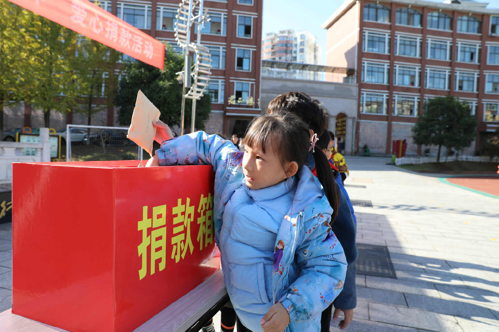 武陵区东升小学：爱心捐款 冬衣暖心