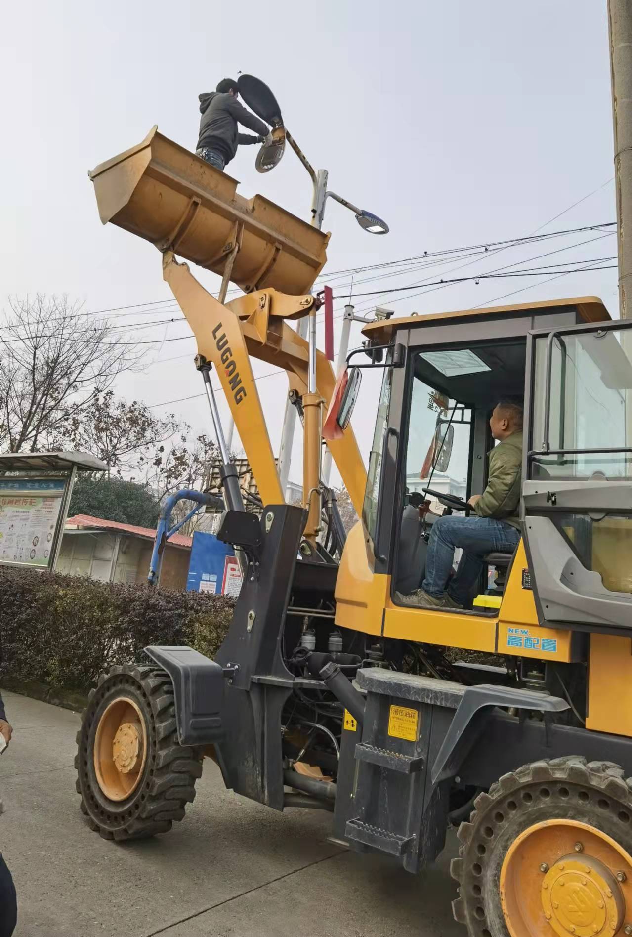 河洑镇合兴社区：我为群众办实事 路灯维修过新年