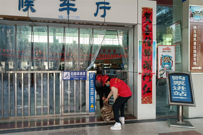 武陵区委政法委开展“情满旅途·暖冬行动” 志愿服务活动