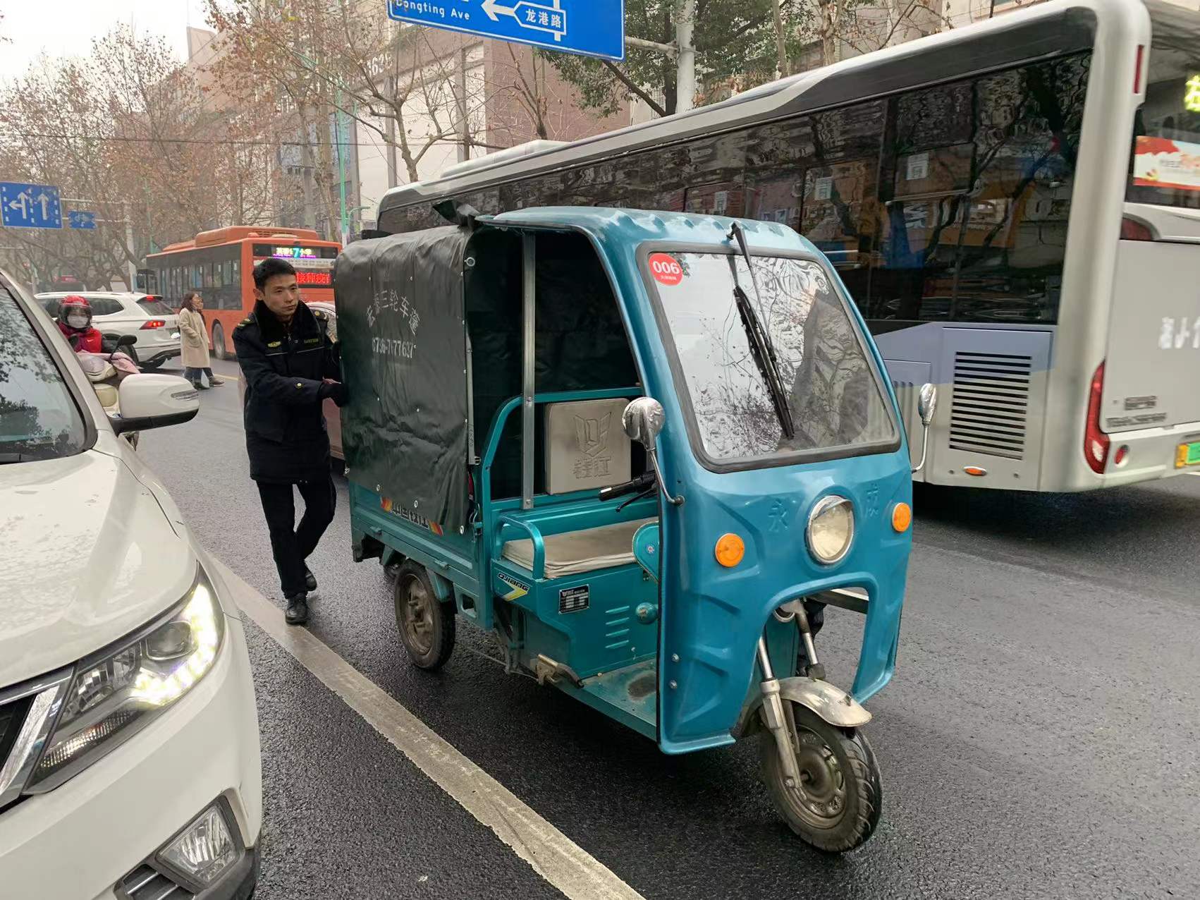 我为群众办实事——赠人玫瑰，手有余香