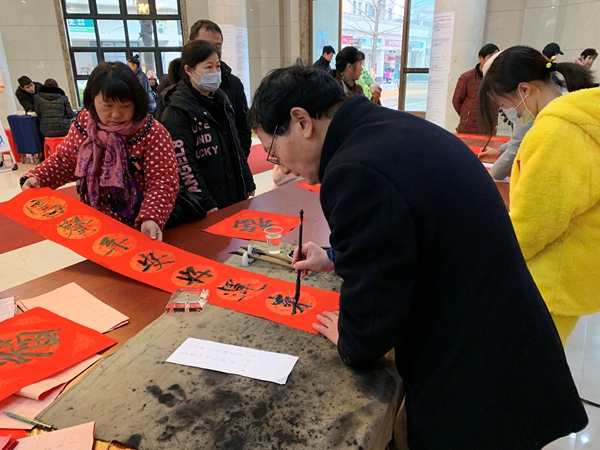 新时代文明耀武陵|永安街道三闾港社区开展“迎新春送吉祥·家家户户贴春联”活动