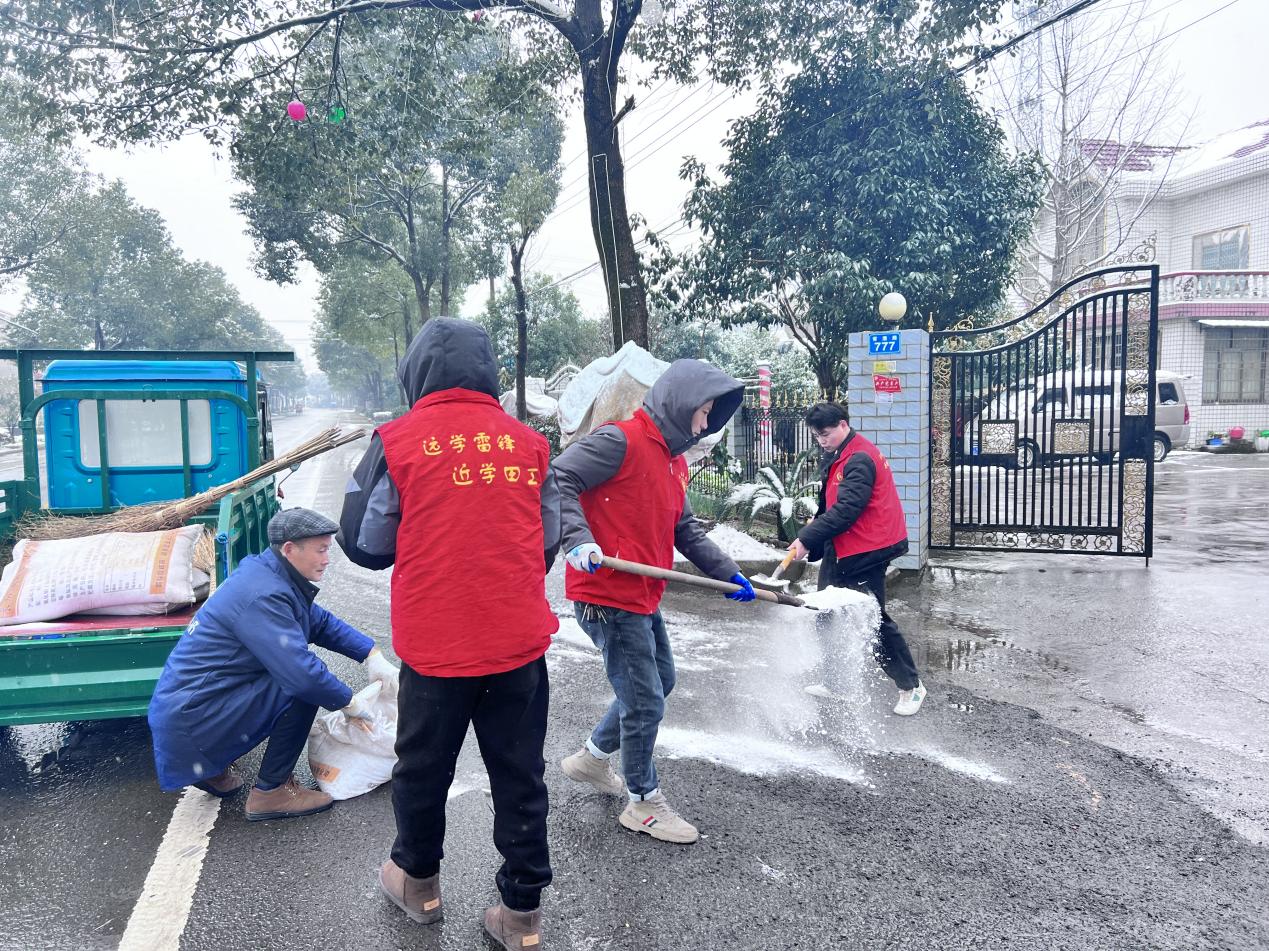 铲雪除冰暖人心 三星垱社区来行动