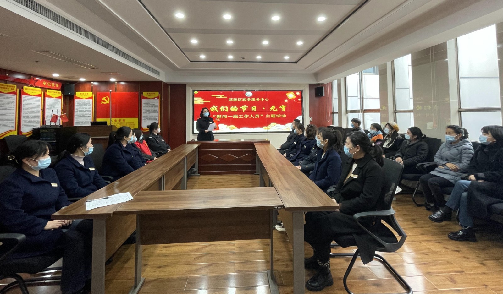 元宵滚滚暖人心 ——武陵区政务服务中心慰问一线窗口工作人员