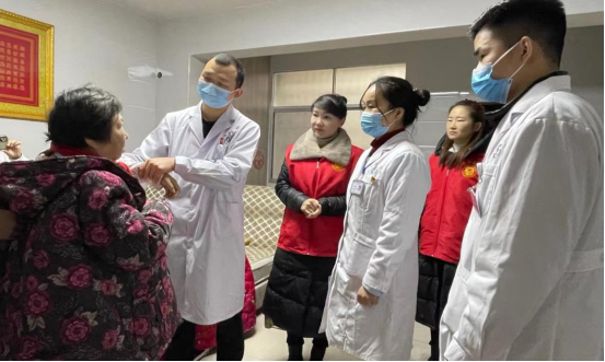 武陵区永安街道：“真情关爱暖人心”—— 庆丰社区联合骨科医院探望摔伤的失独老人