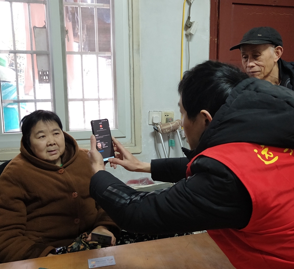 我为群众办实事：永安街道楠沙社区上门办理养老保险资格认证，贴心服务解民忧