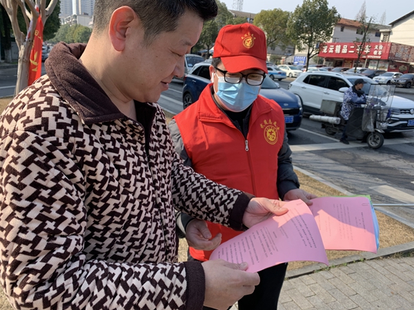 新时代文明实践耀武陵|永安街道三闾港社区开展交通文明劝导志愿服务活动