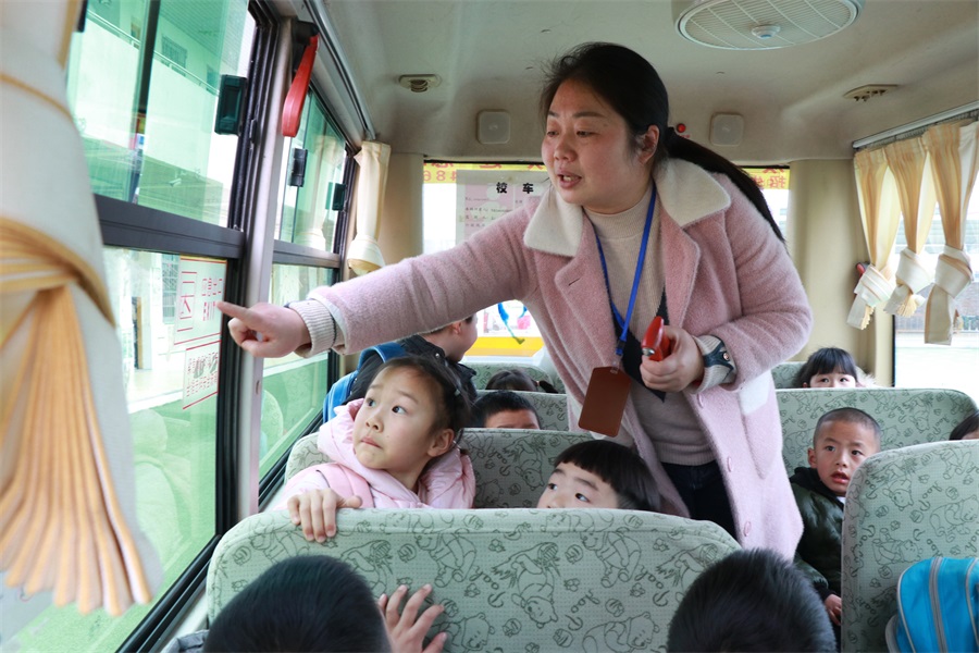 校车应急演练 筑牢安全防线