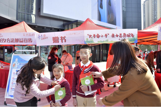 新时代文明实践耀武陵|芙蓉街道开展赠书学雷锋活动