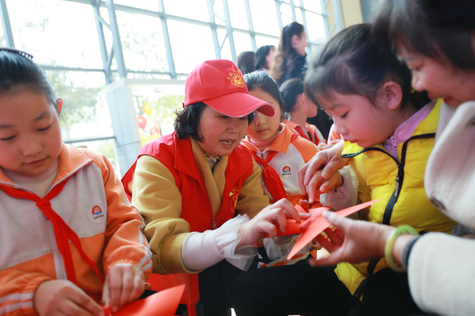 同在蓝天下  阳光共成长 ——记东升小学2022年学雷锋志愿服务活动