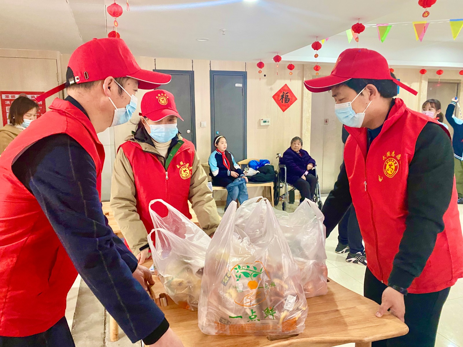 育英德景园小学：走进敬老院，情暖老人心