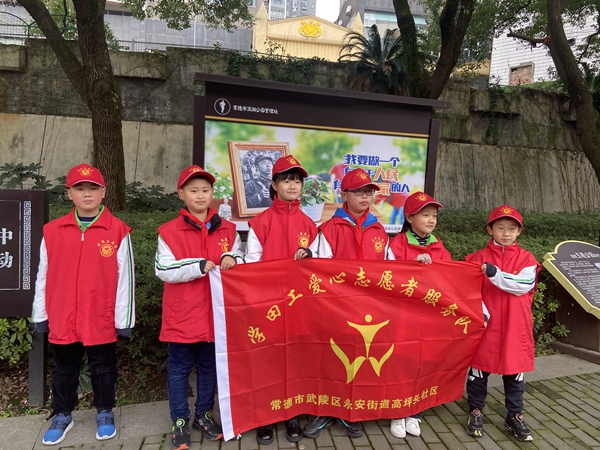永安街道高坪头社区：开展“热爱生命 —留住绿色”小小志愿者学雷锋活动