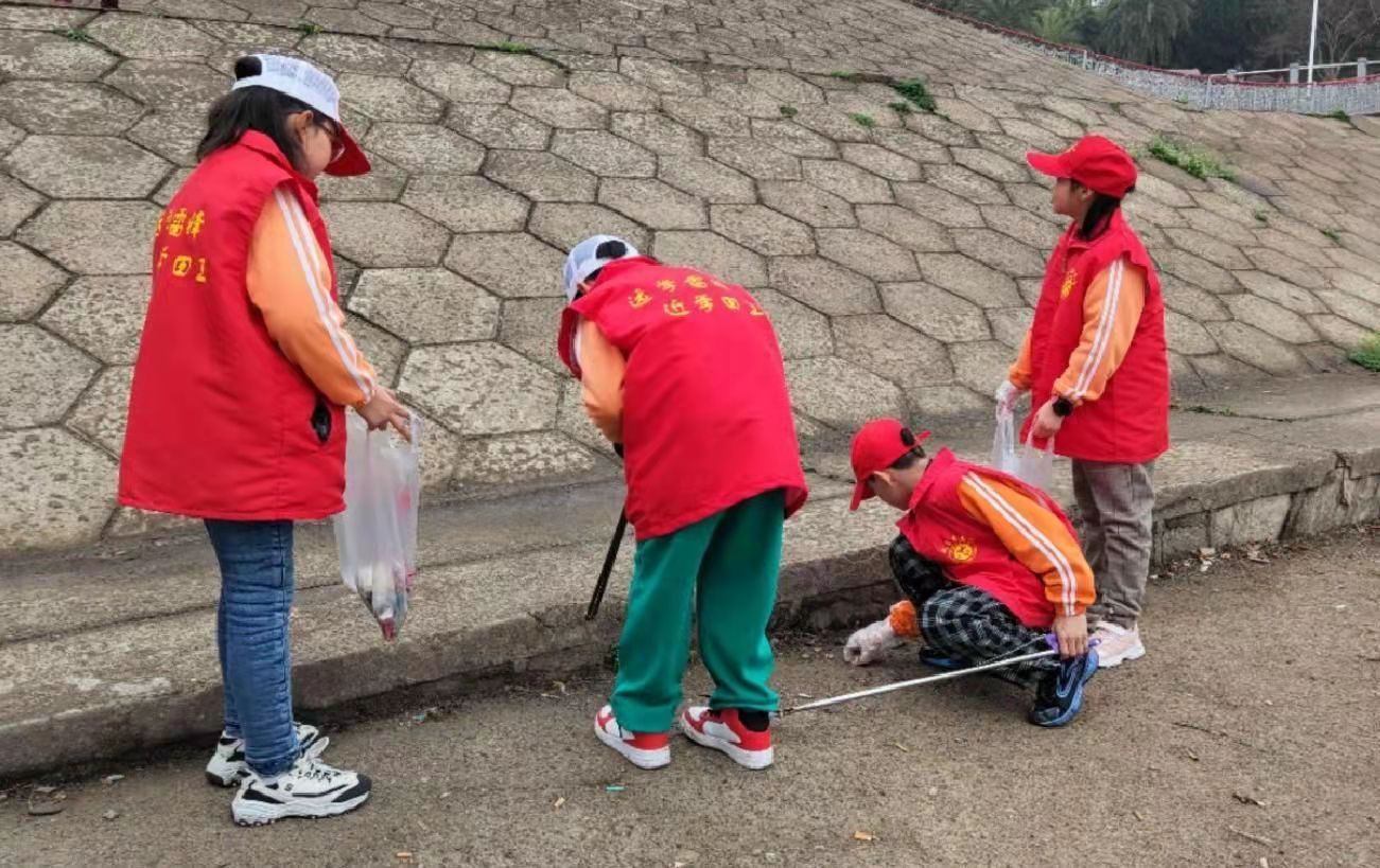 武陵区东升小学：弯弯腰  学雷锋  做校园文明使者