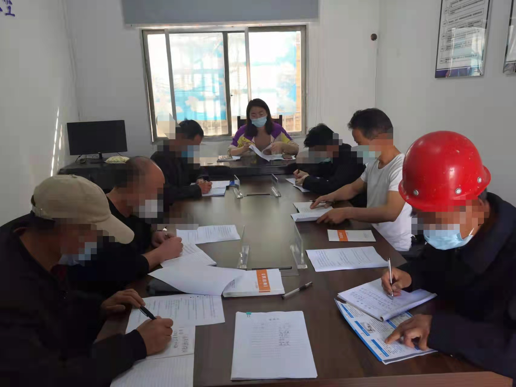 丹洲司法所组织社区矫正对象集中学习《消费者权益保护法》