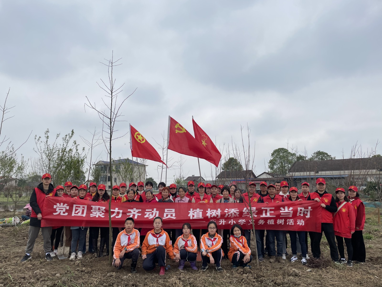 武陵区东升小学 党团聚力齐动员  植树添绿正当时
