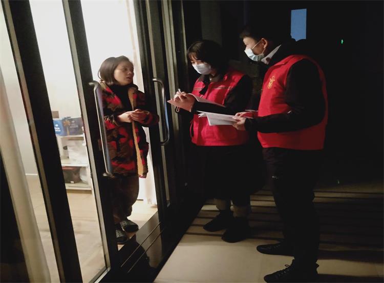 武陵区府坪街道高山街社区“敲门行动”志愿者在行动