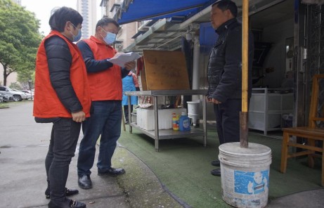 退休老书记“敲门行动”  重披战袍再上阵