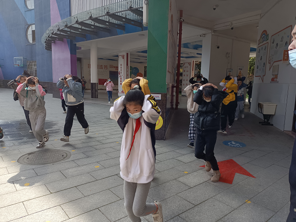 防疫进行时，演练不懈怠——武陵区旭辉东升小学开展防震减灾安全演练