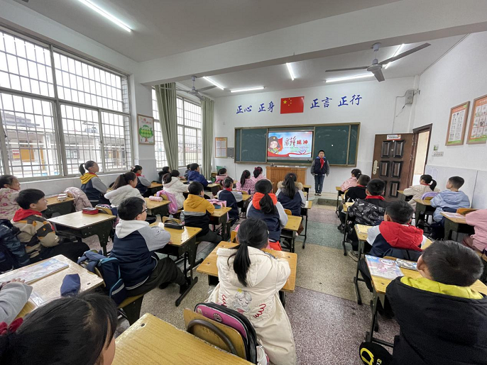 三岔路小学：三月，我们与“雷锋”同行