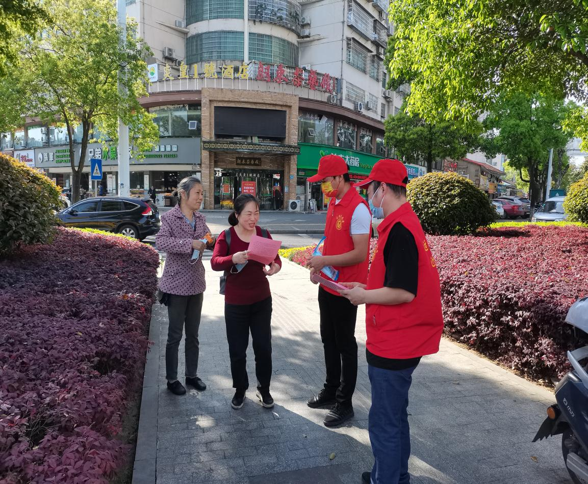 社区矫正对象参加疫情防控公益活动