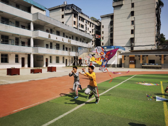 卫小学子仰头笑  且趁东风放纸鸢