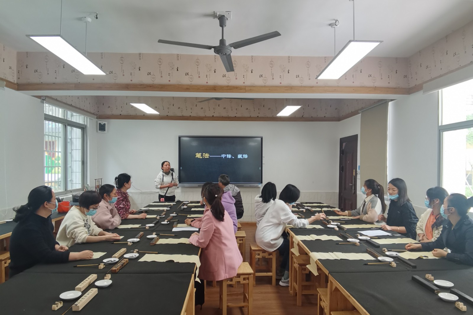 感文字之美  享书写之乐 ——卫门口小学开展教师书法培训活动
