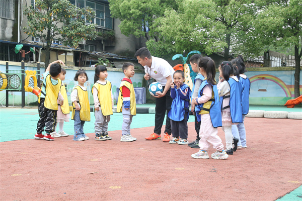 武陵区新兴幼儿园开展足球特色活动