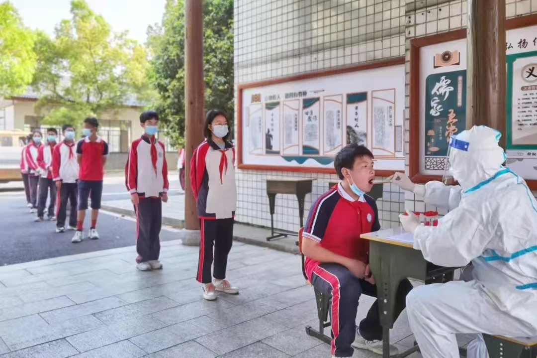 核酸检测入校园  织牢校园防控网