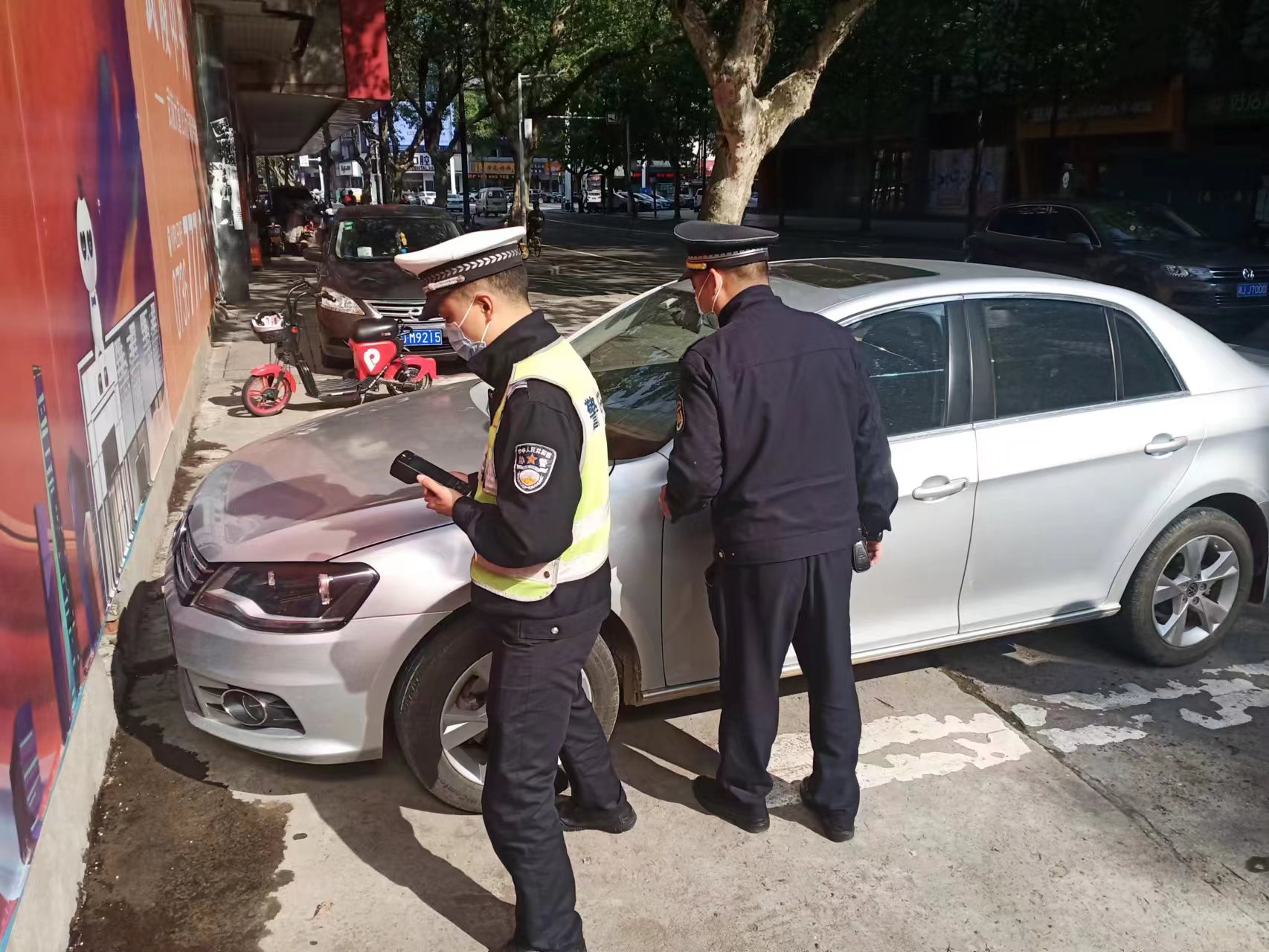 城管交警联合执法，合力整治乱停车