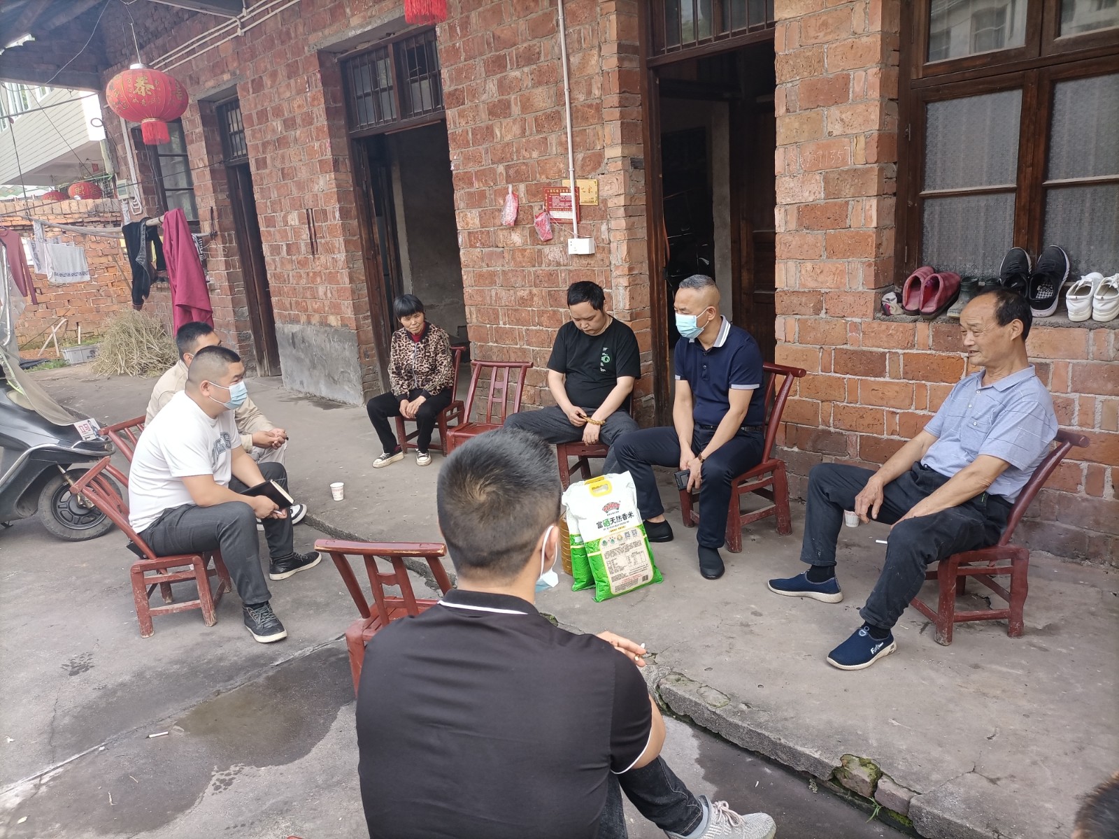 武陵区总工会检查岩桥社区乡村振兴工作并慰问社区贫困户
