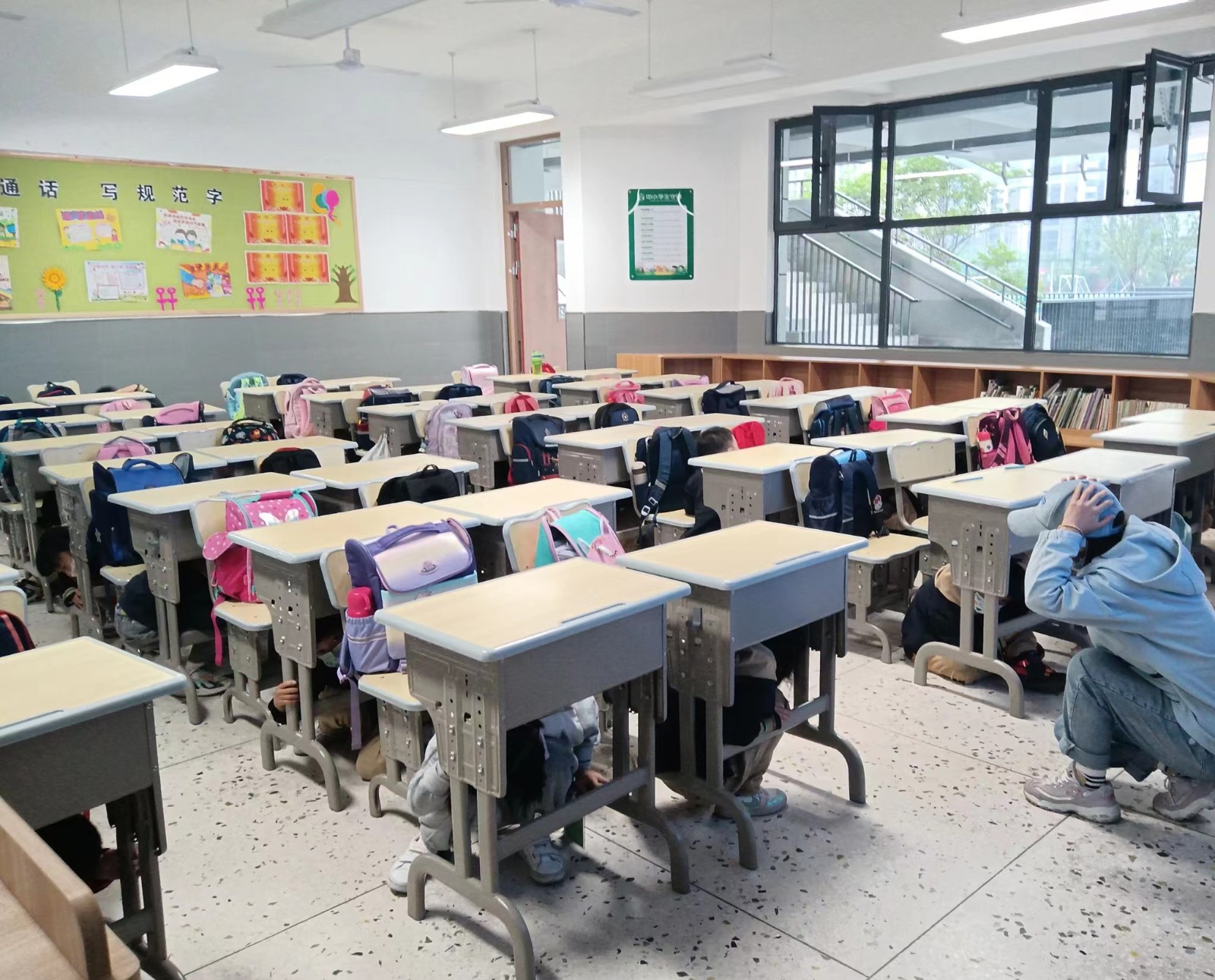 武陵区第三小学：开展防震应急疏散演练