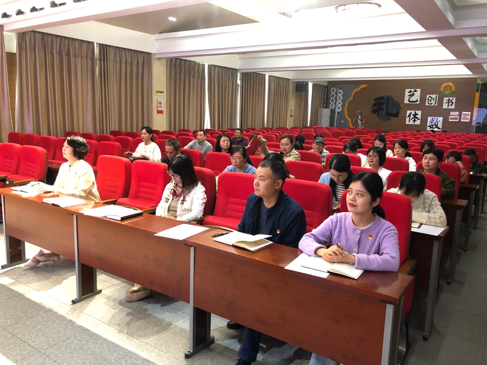 党员当先锋 我为二十大建言献策 ——东升小学党支部主题党日活动
