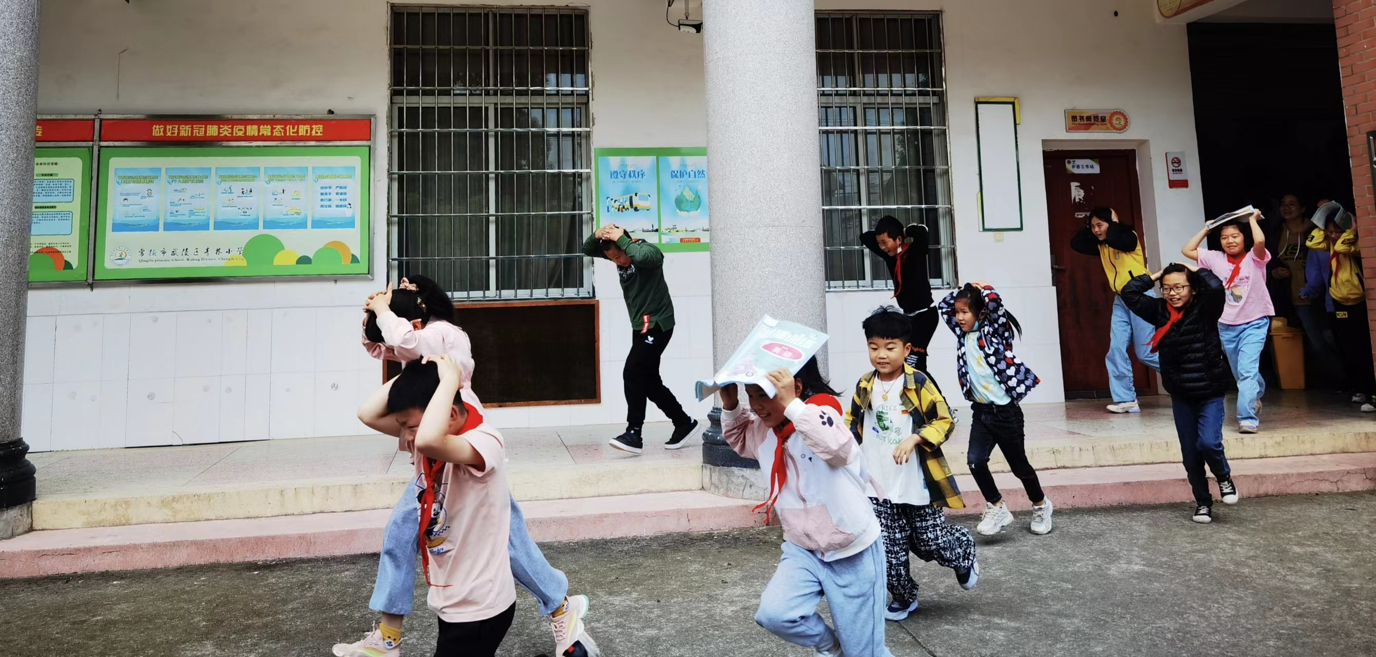 青林小学：开展防震减灾应急疏散演练