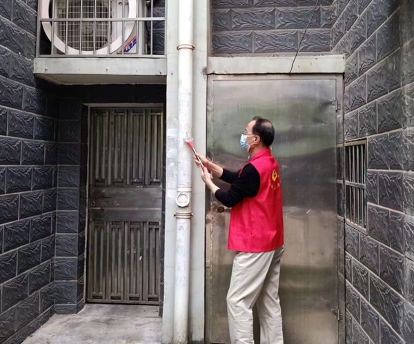 新时代文明耀武陵|永安街道楠沙社区武陵红老党员志愿服务队开展牛皮癣集中清理活   动