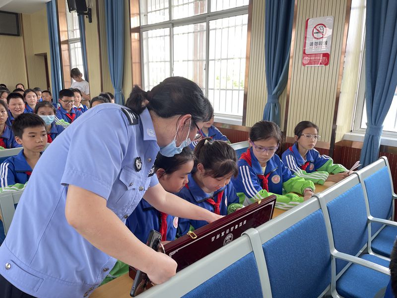 武陵区芙蓉路小学：禁毒防毒心中念，五彩缤纷乐童年