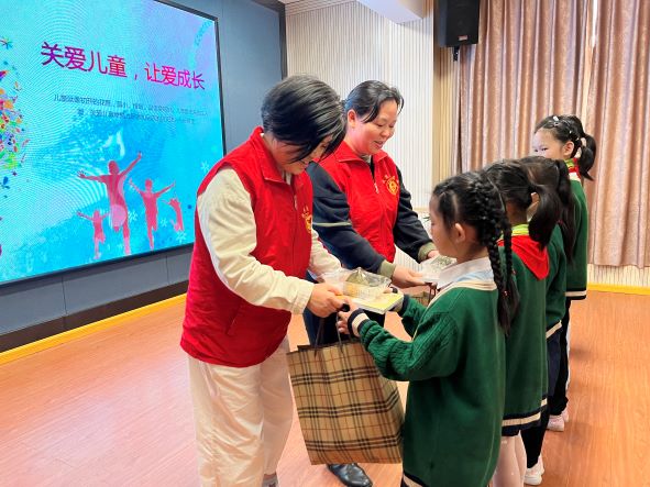 爱撒阳光六一 情暖留守儿童 ——卫门口小学组织“六一”关爱困境留守儿童活动