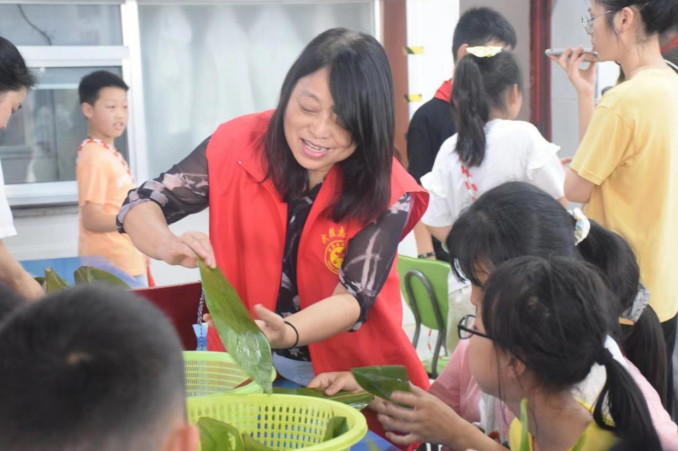 武陵区社木铺小学：开展“庆六一，迎端午”关爱留守儿童活动