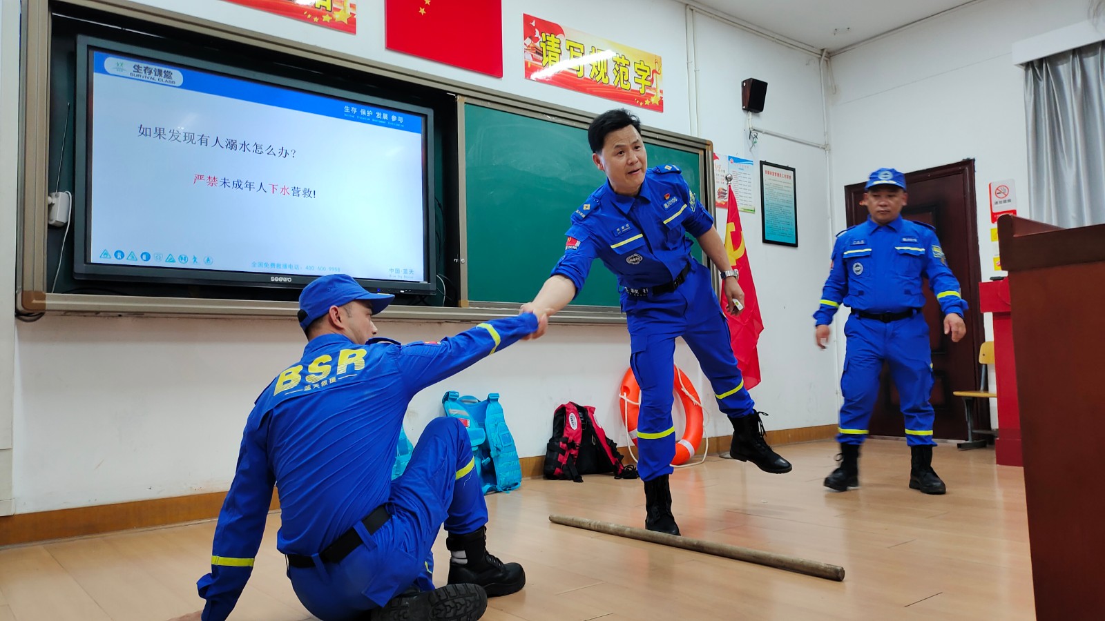 武陵区胜利路小学: 蓝天救援队进校园,防溺水安全驻心间
