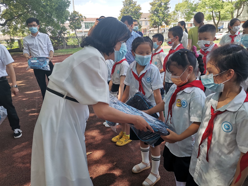 武陵区东江实验学校：六一送温暖，真情暖人心