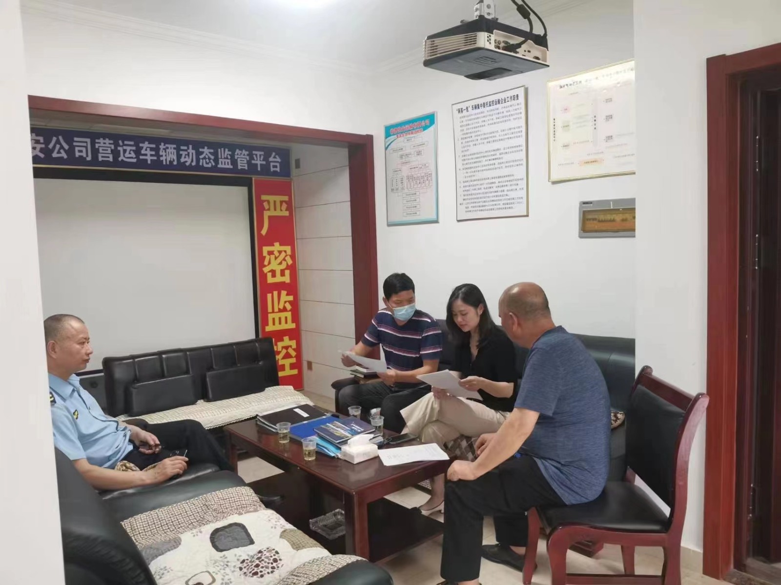紧绷安全这根弦 守法经营护平安