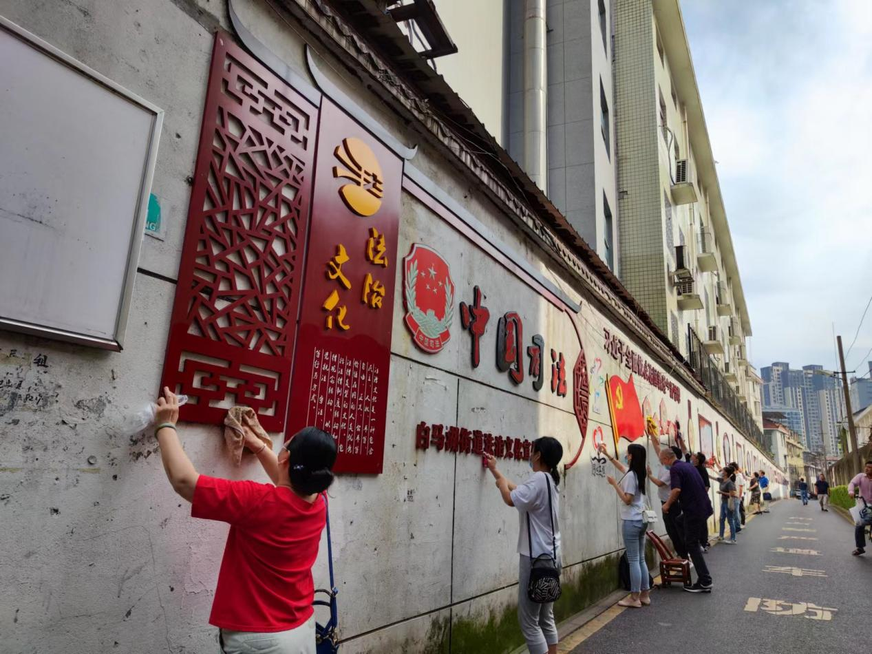 白马湖司法所组织社区矫正对象开展公益劳动