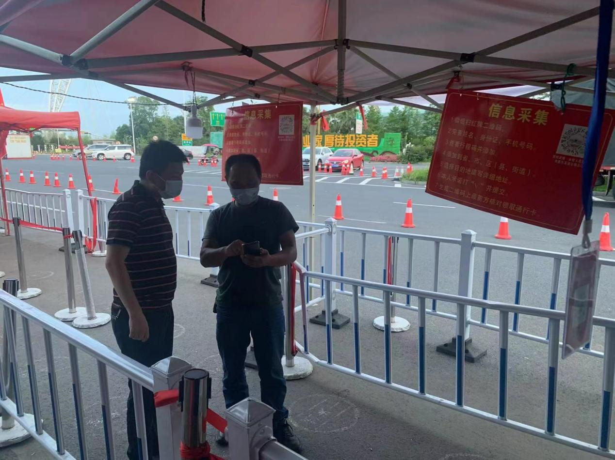 高速路口24小时值守，严把出入关口