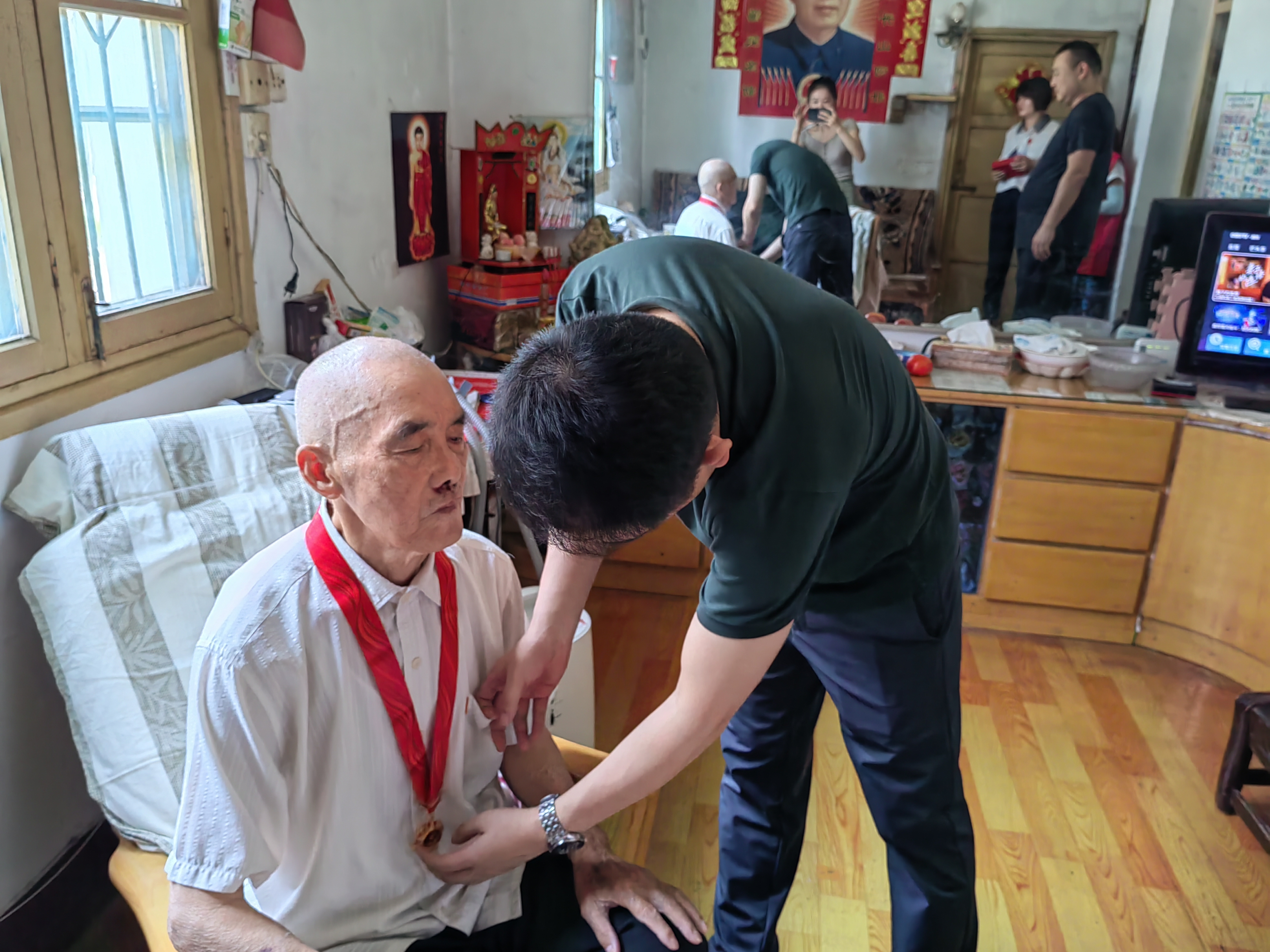 芙蓉街道华南社区开展庆“七一”党员走访慰问活动