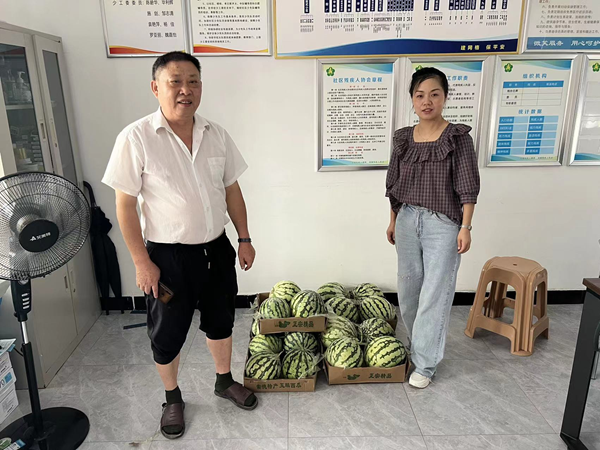武陵区永安街道庆丰社区“夏日送清凉，真情暖人心”
