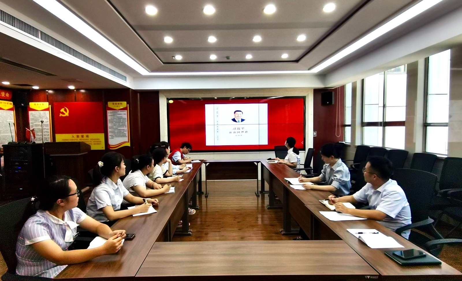 武陵区政务服务中心组织学习《习近平谈治国理政》第四卷