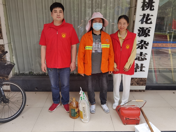 新时代文明实践耀武陵｜牯牛岗社区开展“致敬劳动者，夏日送清凉”慰问活动
