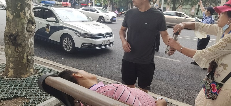 【文明常德·爱在武陵】路遇群众突发疾病，志愿者及时援手送医