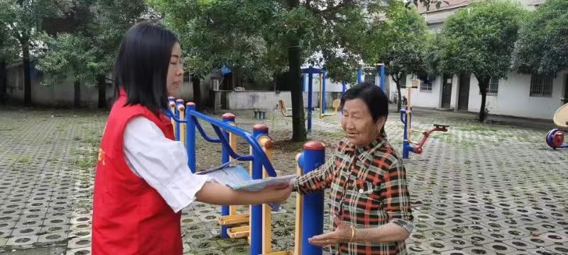 “守住钱袋子，护好幸福家”东江街道非法集资宣传进居民家